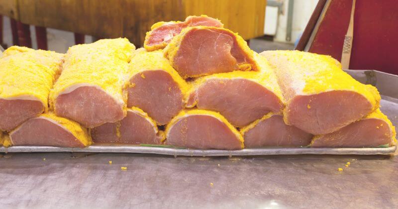 カナダの有名な食べ物：ピーミールベーコン（Peameal bacon）